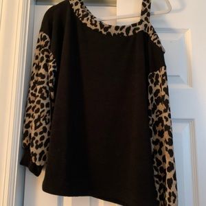 Women’s off the shoulder top nwot
